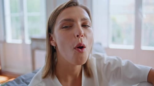 Garota faminta comendo pizza falando com interlocutor em um closeup da atmosfera doméstica