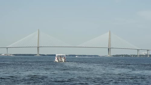 Taxi fluvial sur la rivière Cooper, en direction du pont Ravenel
