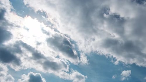 Bewegung der Sonne während des Tages in turbulenten Wolken