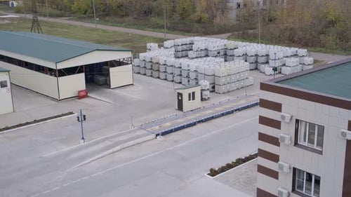 Gabelstaplerlader transportiert Container entlang des Lagerhauses