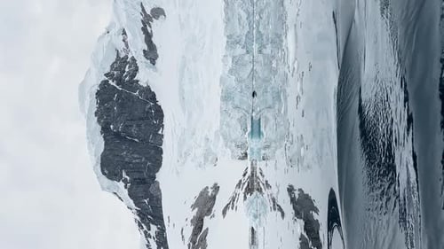Im Südpolarmeer vor der Küste der Antarktis zieht ein riesiger Hochgletscher vorbei