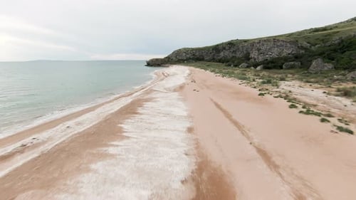 Atemberaubende Küstenlandschaft, Sandstrand trifft auf stilles Meer