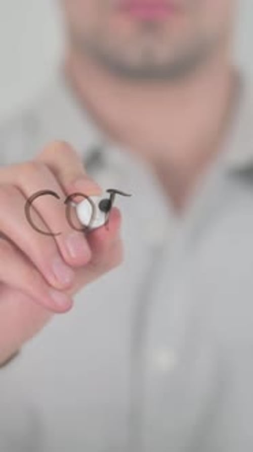 Kaffeepause, Schreiben auf dem Bildschirm mit der Hand, vertikales Video