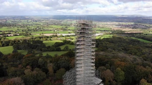 Vista aérea del monumento a Wellington cubierto de andamios para su reparación en Blackdown Hills en Somerset