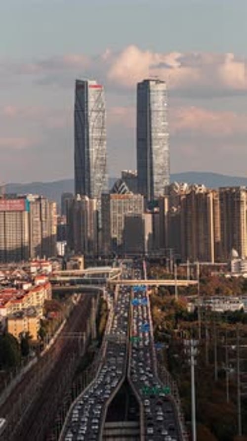 Luftaufnahme von hohen Gebäuden und Verkehr, China.