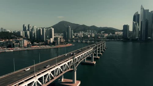 Luftaufnahme der Gwangan-Brücke und der Haeundae-Skyline bei Tag in Busan, Südkorea
