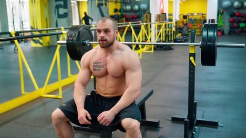 Bodybuilder Langhantel macht sich bereit