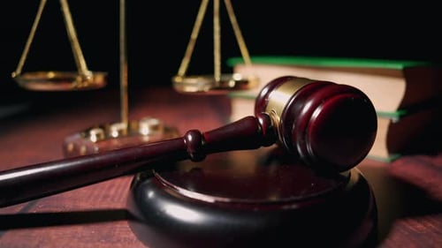 Close Up of a Judge Gavel and a Scales of Justice, livros de advogados jurídicos ou códice, conceito de direito ou