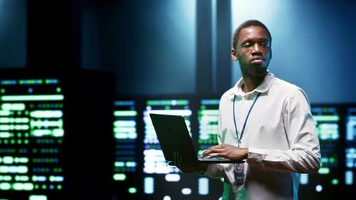 Administrator installiert Supercomputer-Firewalls