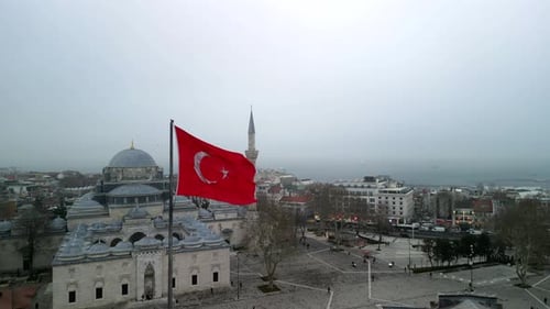 Istanbul/Türkei um 2023: Türkische Flagge und Beyazit-Moschee seitwärts geschossen