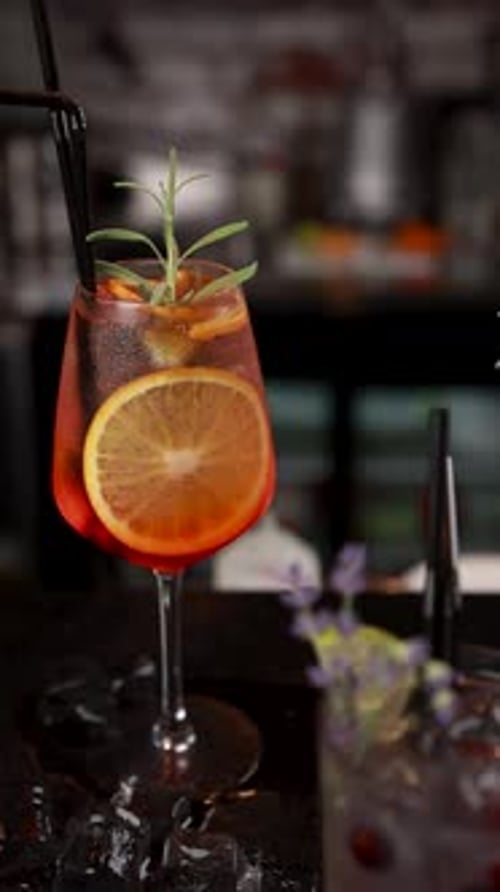 el camarero prepara un cóctel en el bar
