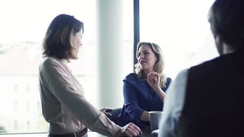 Empresários alegres discutindo planos juntos em uma reunião improvisada no escritório