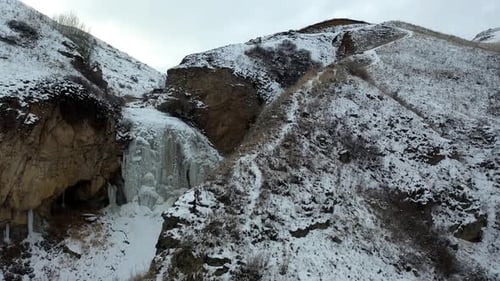 Cascada congelada en Armenia, Cáucaso.