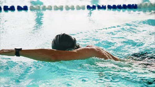 Técnica de natación dinámica capturada en dos fotogramas de un nadador realizando un golpe de estilo libre mostrando