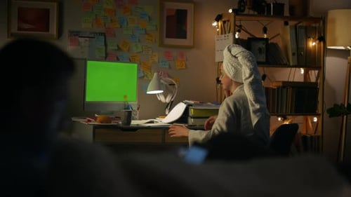 Aktive Frau diskutiert Nahaufnahme von Greenscreen-Geräten. Bademantel Hausfrau Virtuelles Computergespräch