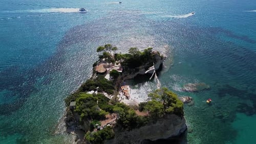 Vista aérea de la isla Tortuga de Zakynthos y un pequeño cameo en agua de mar turquesa transparente