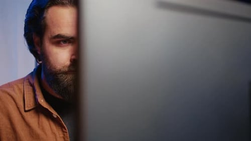 Développeur de logiciels ciblé au bureau à domicile faisant du codage sur un ordinateur en gros plan