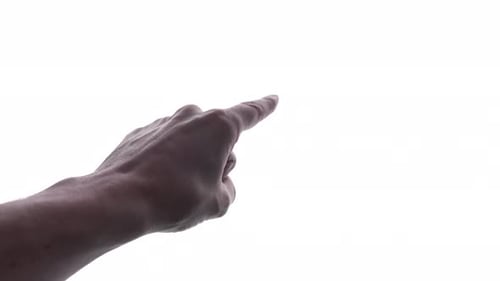 Hand zeigt auf Objekt mit Zeigefinger vor weißem Hintergrund - Studioaufnahme