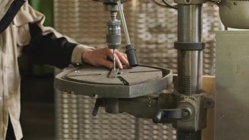 Fabrikarbeiter bedient Bohrmaschine