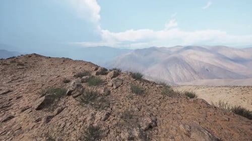 Vue imprenable sur les montagnes du Pamir au Tadjikistan sous un ciel bleu clair