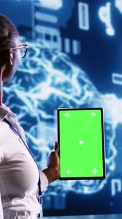 Benutzer eines vertikalen Video-Mockup-Tablets aktualisieren KI-Systeme