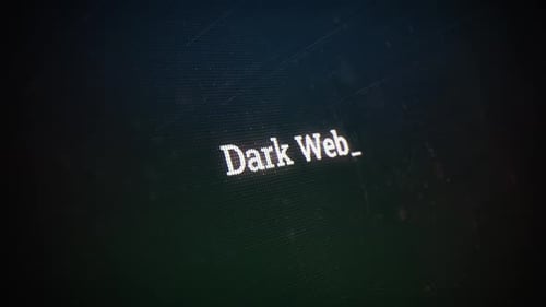 Dark Web auf digitalem Bildschirm Nachricht auf Computerbildschirmen