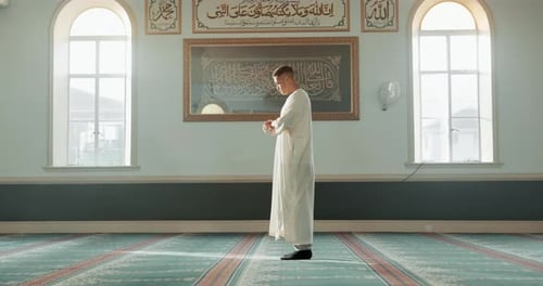 Muslimischer Mann, betend und Moschee mit Glauben, Profil und Achtsamkeit mit Gottesdienst