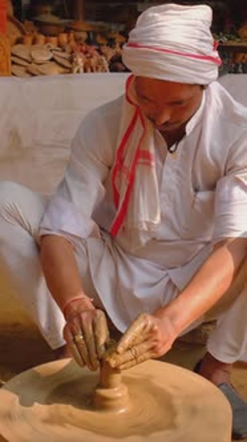 Potier indien jetant le tour de potier et façonnant des objets en céramique, Udaipur, Rajasthan, Inde
