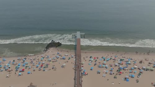 Um novo píer longo e alto se estende até o oceano, o Ocean Grove Pier.