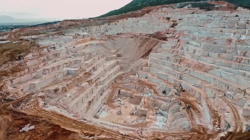 Terrassenförmig angelegter Marmorsteinbruch, Luftaufnahme
