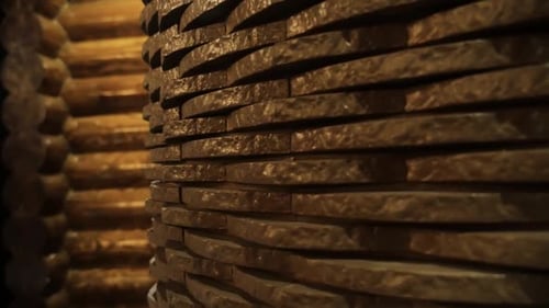 Texturas y patrones de una pila de troncos que forman la pared de una cabaña rústica