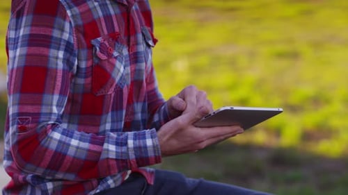 Agricultor que utiliza una tableta digital agrícola