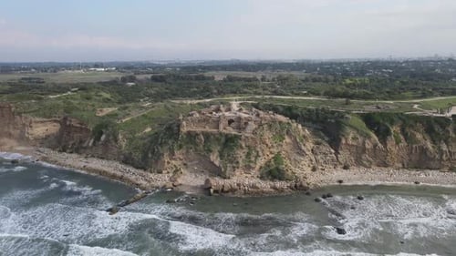 Zumbido sobrevolando la costa del Parque Nacional Apolonia - Herzliya, Israel