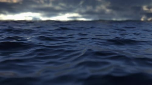 Ozean- oder Meerwasserhintergrund mit bewölktem Sturmhimmelhintergrund