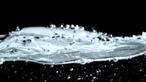 Superzeitlupen-Wasserwellen mit Luftblasen, gefilmt auf einer Hochgeschwindigkeitskamera mit 1000 Bildern pro Sekunde