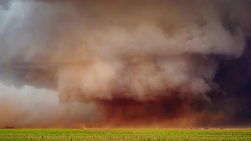 Zerstörerischer Tornado dreht sich unter schwerem Gewitter Supercell