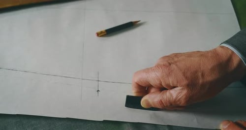 Gros plan au ralenti d'un tailleur prenant des mesures pour un nouveau costume fait main de grande qualité en atelier.