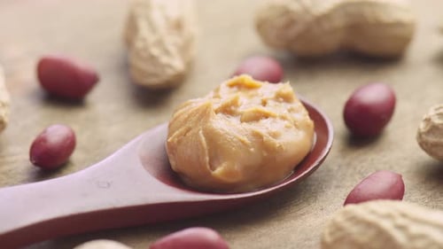 Holzlöffel mit leckerer Erdnussbutter. Makroaufnahme
