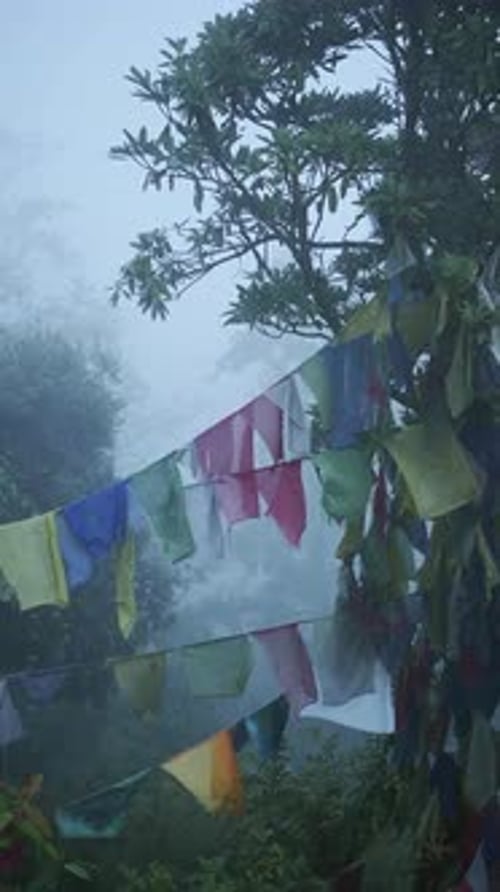Drapeaux de prière bouddhistes bleus brumeux verticaux au Népal, Vidéo verticale pour les réseaux sociaux Instagram Reels