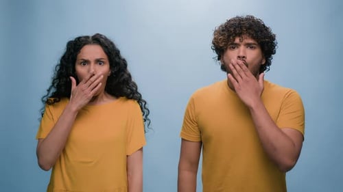 Hispanisches indisch-arabisches Paar im blauen Studiohintergrund schockiert Schlechte Nachrichten Schrecklicher Schock Erstaunt