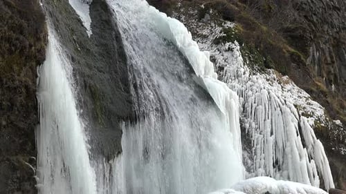 Winterwunderland mit kaskadierenden gefrorenen Wasserfällen und majestätischen Eisformationen. Die globale Erwärmung.