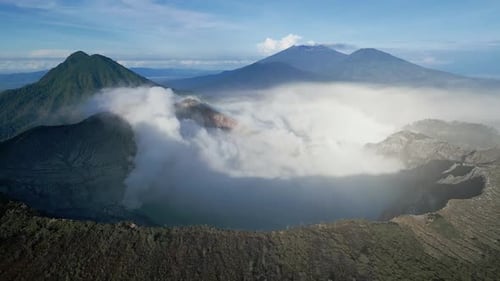 Vue orbitale par drone d'un cratère volcanique contenant du soufre fumant et d'un sentier de randonnée sur la rive volcanique