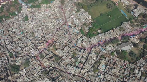 Vista aérea de personas celebrando lo sagrado en la calle en Barsana, India.