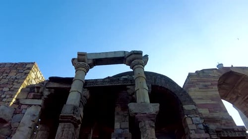 Portão de entrada de rochas e pilares no complexo Qutub, Delhi, Índia