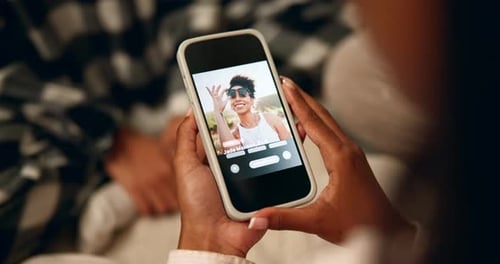 Hände, Telefon und Bildschirm zu Hause für Online-Dating, Verbindung und Wischen mit Wahl oder Entscheidung