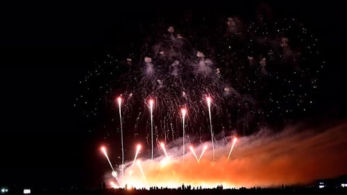 Atemberaubende Echtzeit-Feuerwerksshow beleuchtet den Silvesterhimmel 2025 mit lebendigen Farben und einem