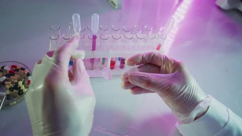 Cientista analisando tiras transparentes com amostras em laboratório moderno