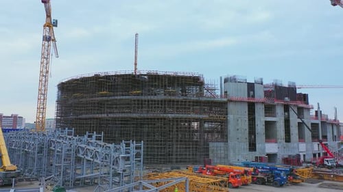 Estadio con estructura metálica y maquinaria en el sitio de construcción