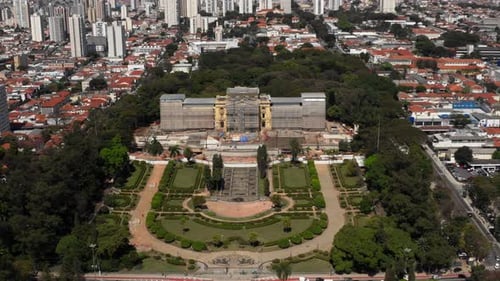 Vista aérea do Museu do Ipiranga sob uma forte restauração para sua reabertura devido à comemoração
