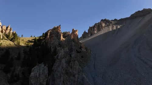 Drone volant entre les sommets et les montagnes avec la caméra inclinée vers le haut
